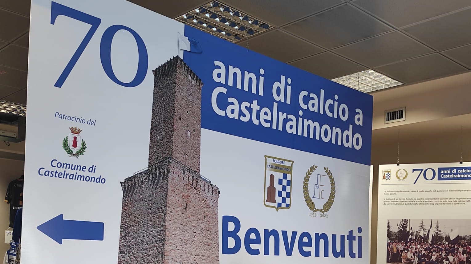 TAGLIO DEL NASTRO PER LA MOSTRA SUI 70 ANNI DELLA FOLGORE CASTELRAIMONDO TAGLIO DEL NASTRO PER LA MOSTRA SUI 70 ANNI DELLA FOLGORE CASTELRAIMONDO