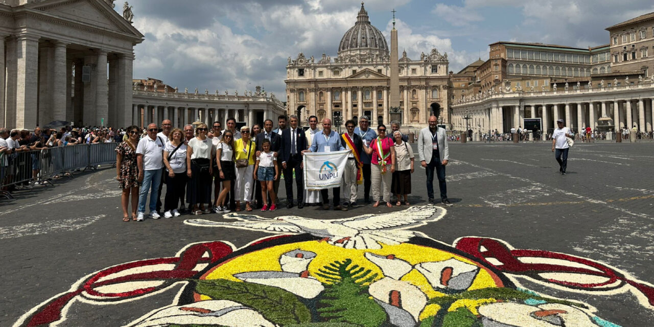 CASTELRAIMONDO PROTAGONISTA CON UN QUADRO A PIAZZA SAN PIETRO