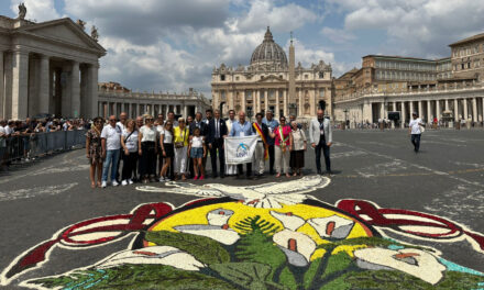 CASTELRAIMONDO PROTAGONISTA CON UN QUADRO A PIAZZA SAN PIETRO