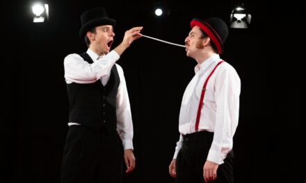 FRIKU FESTIVAL: LA MAGIA COMICA DE L’ABILE TEATRO A BELFORTE DEL CHIENTI E LO SPETTACOLO INCANTATO DI BOLLE DI SAPONE A GUALDO