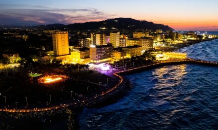 CANDELE SOTTO LE STELLE: MAGIA A SAN LORENZO, CARTOLINA UNICA DELLA RIVIERA DEL SAN BARTOLO E DI PESARO2024