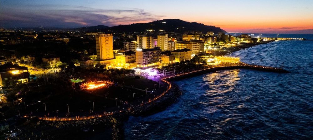 CANDELE SOTTO LE STELLE: MAGIA A SAN LORENZO, CARTOLINA UNICA DELLA RIVIERA DEL SAN BARTOLO E DI PESARO2024