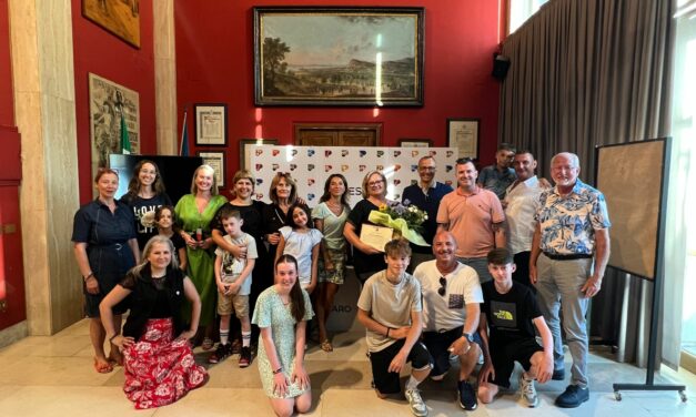 Ricci consegna l’Abbraccio della Città a Elizabeth Kennedy