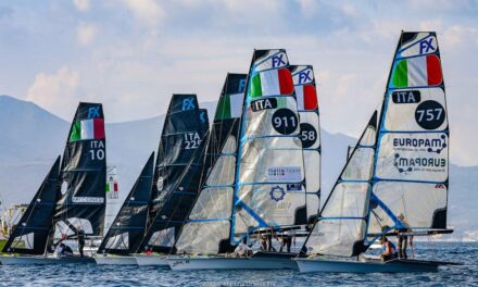 CAMPIONATO ITALIANO CLASSI OLIMPICHE (CICO) EDISON NEXT, PRIMA GIORNATA “MASCHIA” CON MAESTRALE FINO A 20 NODI