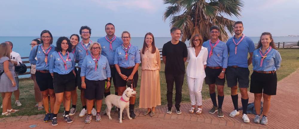 PANCHINE COLORATE SUL BELVEDERE BADEN POWELL DA PARTE DEGLI SCOUT