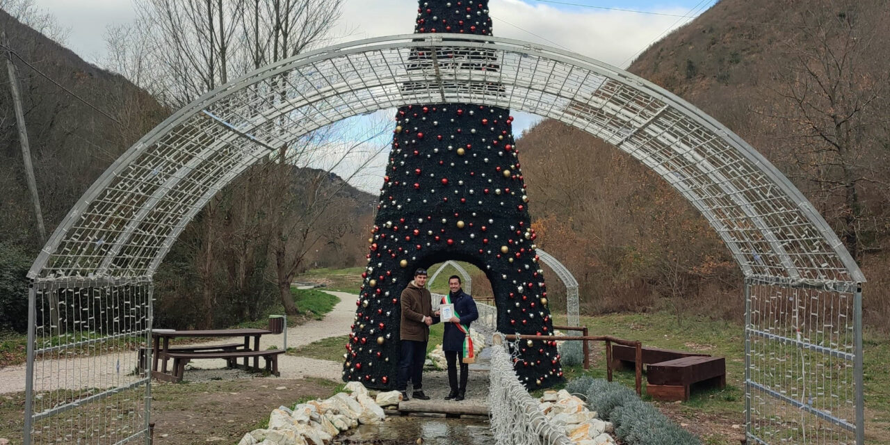 IL MIGLIOR ALBERO DI NATALE DELLA REGIONE MARCHE È A PIEVE TORINA