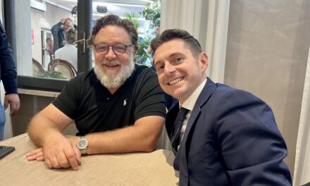 SINDACO MARCO FIORAVANTI CONSEGNA A RUSSEL CROWE LA TARGA DELLA CITTADINANZA ONORARIA DI ASCOLI PICENO