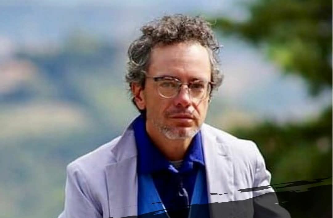 Sabato 8 febbraio, alle ore 21:00, il Teatro Panettone di Ancona ospiterà la conclusione della storica rassegna “Made in Marche” con lo spettacolo “Cercasi Silvia. Disperatamente”, scritto e interpretato da Cesare Catà. Questa rassegna, giunta al suo decimo anno, ha proposto un ricco programma di nove spettacoli che hanno riscosso grande apprezzamento tra il pubblico, come sottolineato da Massimo Duranti, presidente del Gruppo teatrale Recremisi.