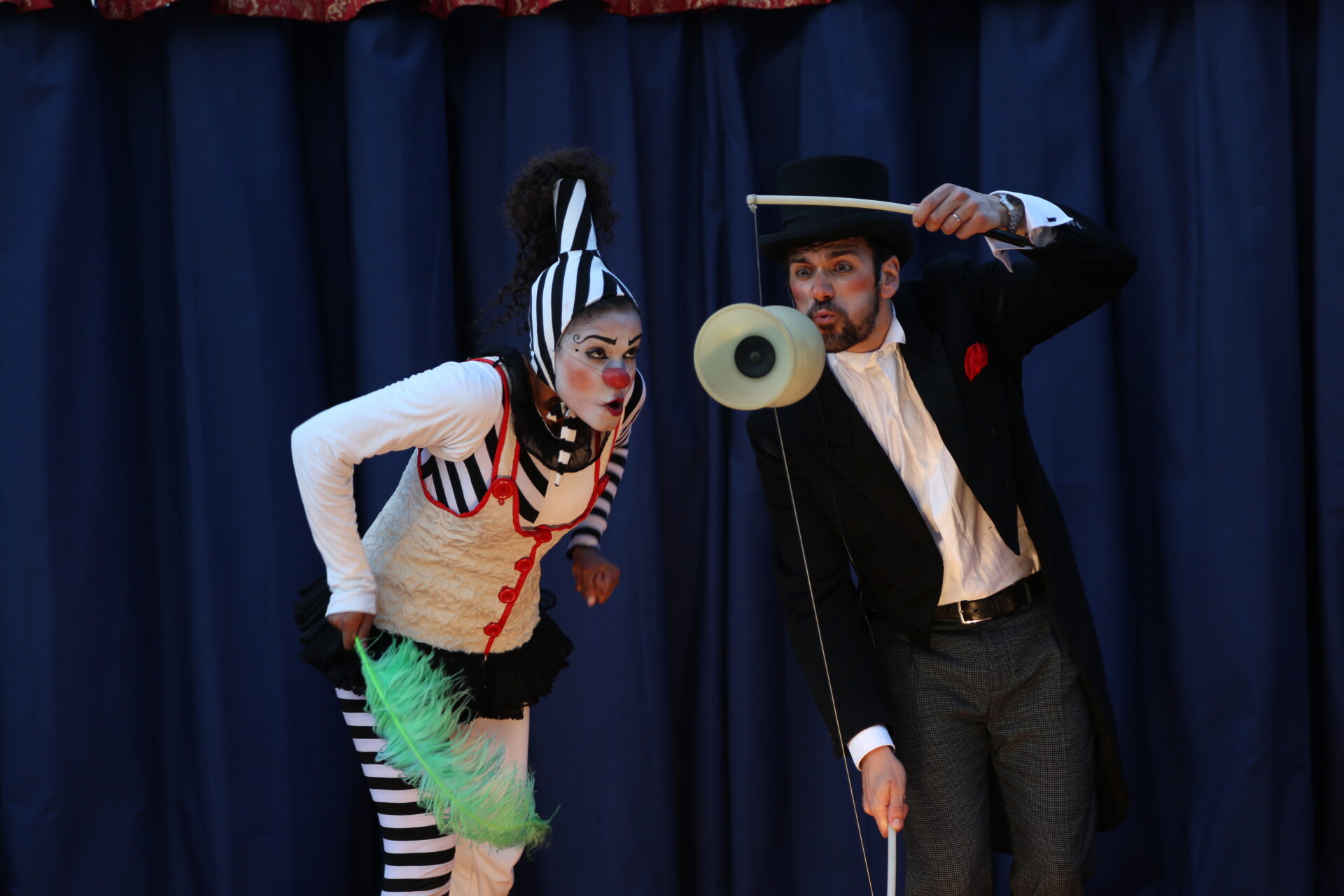 MONTECOSARO DIVENTA IL PAESE DELLE MERAVIGLIE: DUE GIORNI DA FIABA CON IL CAPPELLAIO MATTO

