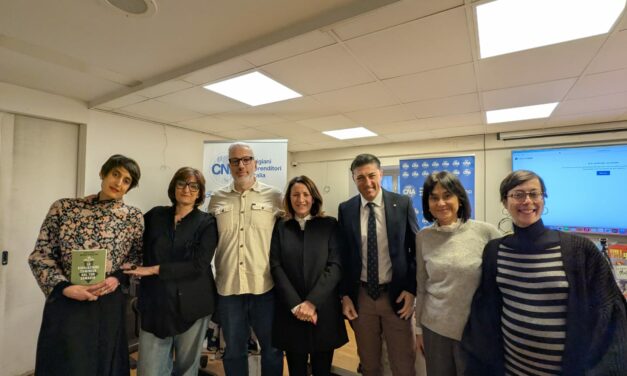 SUCCESSO PER LA PRESENTAZIONE DE “LA RIVOLUZIONE COMINCIA DAL TUO ARMADIO” ALLA RINASCITA: MODA E SOSTENIBILITÀ A CONFRONTO AD ASCOLI