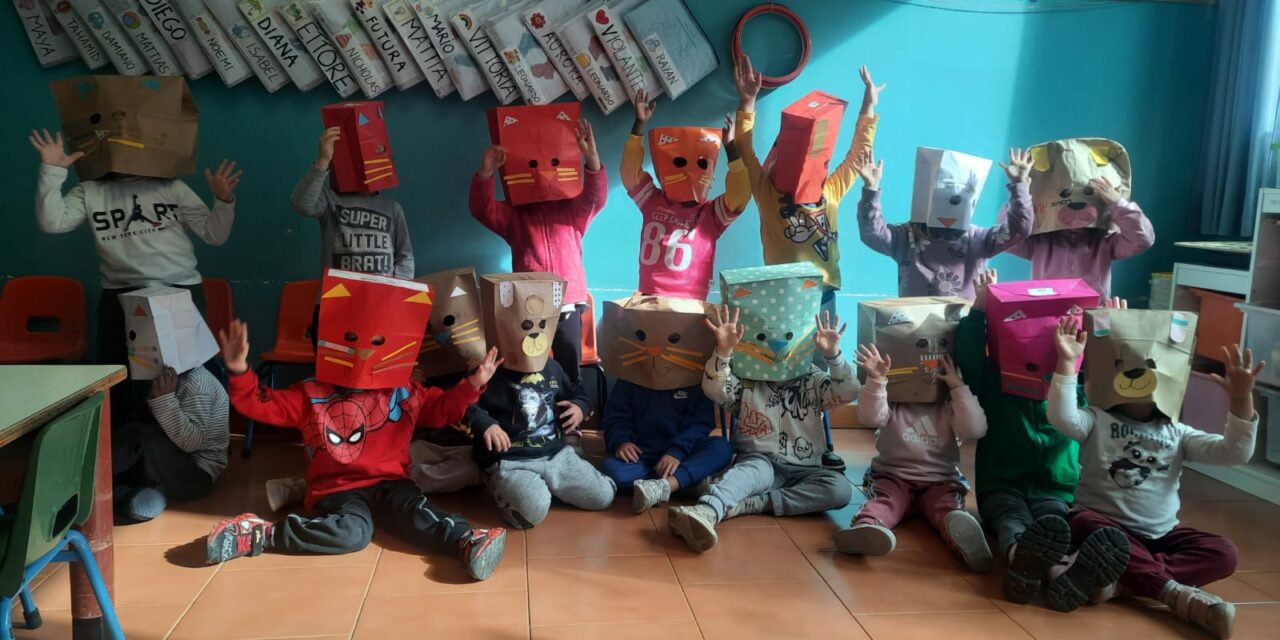 CARNEVALE SOSTENIBILE: I BAMBINI DI SAN BENEDETTO CREANO MASCHERE CON MATERIALI RICICLATI
