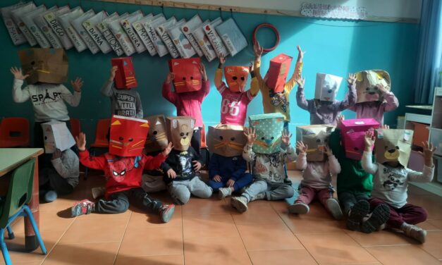 CARNEVALE SOSTENIBILE: I BAMBINI DI SAN BENEDETTO CREANO MASCHERE CON MATERIALI RICICLATI