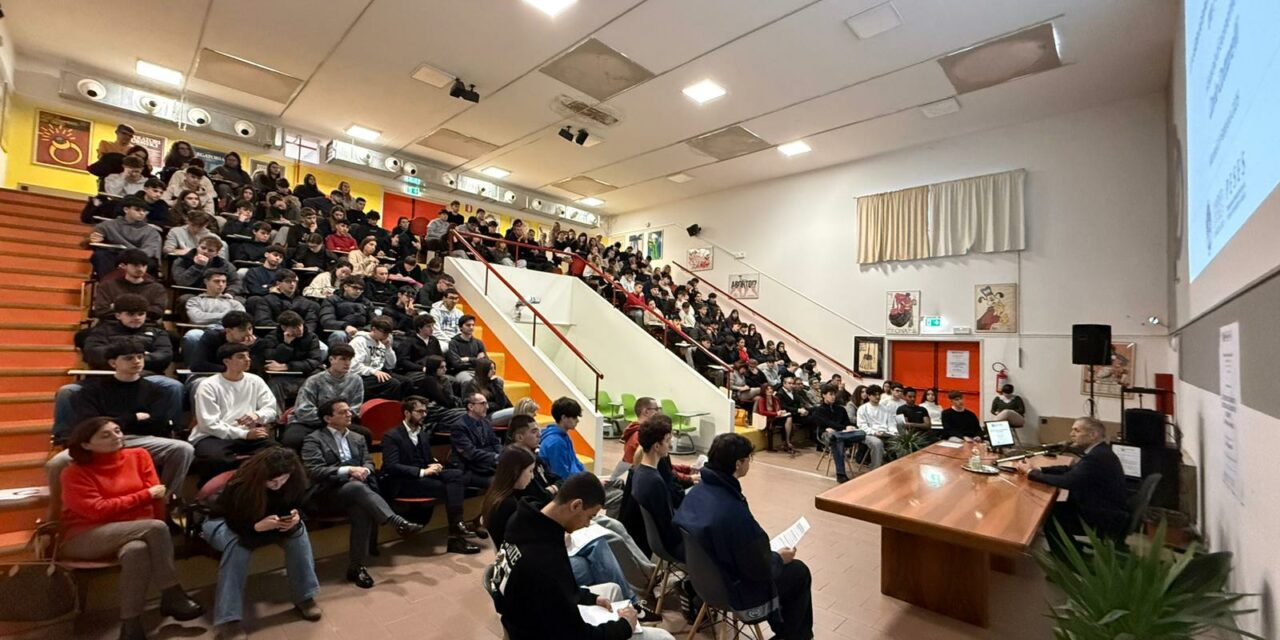 COTTARELLI A PESARO: LEZIONE DI ECONOMIA PER GLI STUDENTI DEL BRAMANTE-GENGA