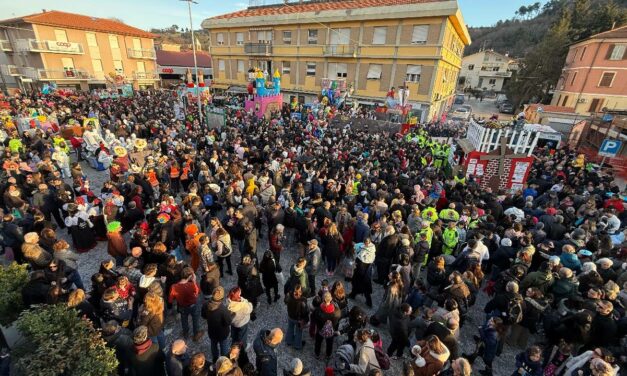 CARNEVALE DI VILLA FASTIGGI: MIGLIAIA IN FESTA, BIANCANI: “GIORNATA DI COMUNITÀ”