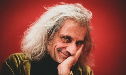 ALESSANDRO BERGONZONI PORTA ‘ARRIVANO I DUNQUE’ AL TEATRO PERGOLESI DI JESI