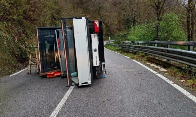INCIDENTE SULLA SP 502: AUTOCARRO SI RIBALTA, TRE OPERAI FERITI