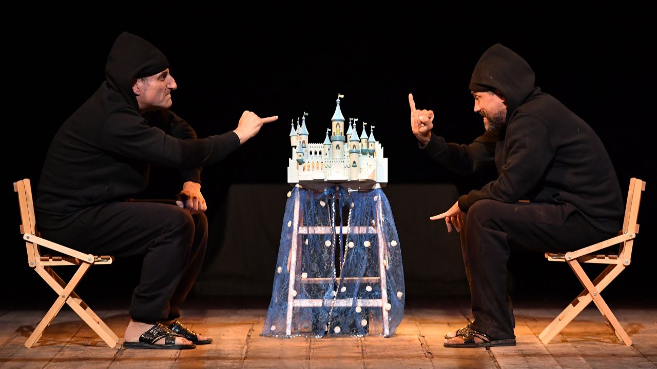 GRAN FINALE DI STAGIONE AL TEATRO PERGOLESI CON EMMA DANTE E 'LA SCORTECATA'