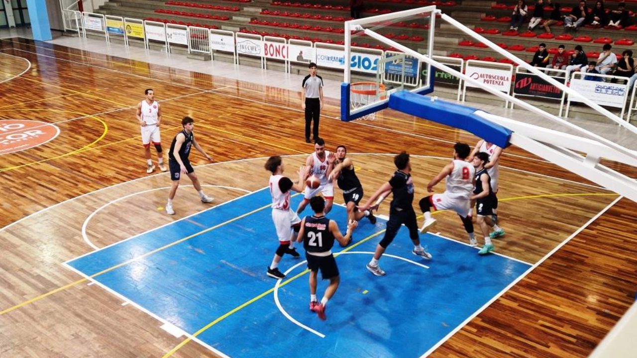 Lotta a rimbalzo (1) CLIMACALOR SAN SEVERINO SCONFITTA IN CASA CONTRO CHIARAVALLE BASKET
