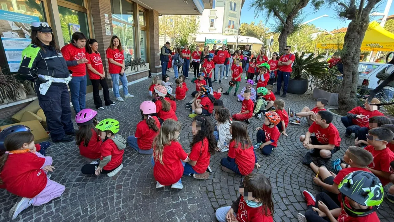 Bimbimbici Gruppo LA 'CAROVANA ROSSA' DI BIMBIMBICI INVADE LA BICIPOLITANA DI PESARO PER L'EDIZIONE 2026