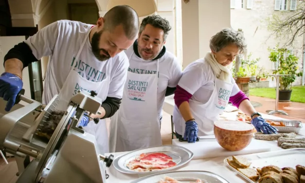 DISTINTI SALUMI 2026: A CAGLI TRE GIORNI DI NORCINERIA ARTIGIANALE