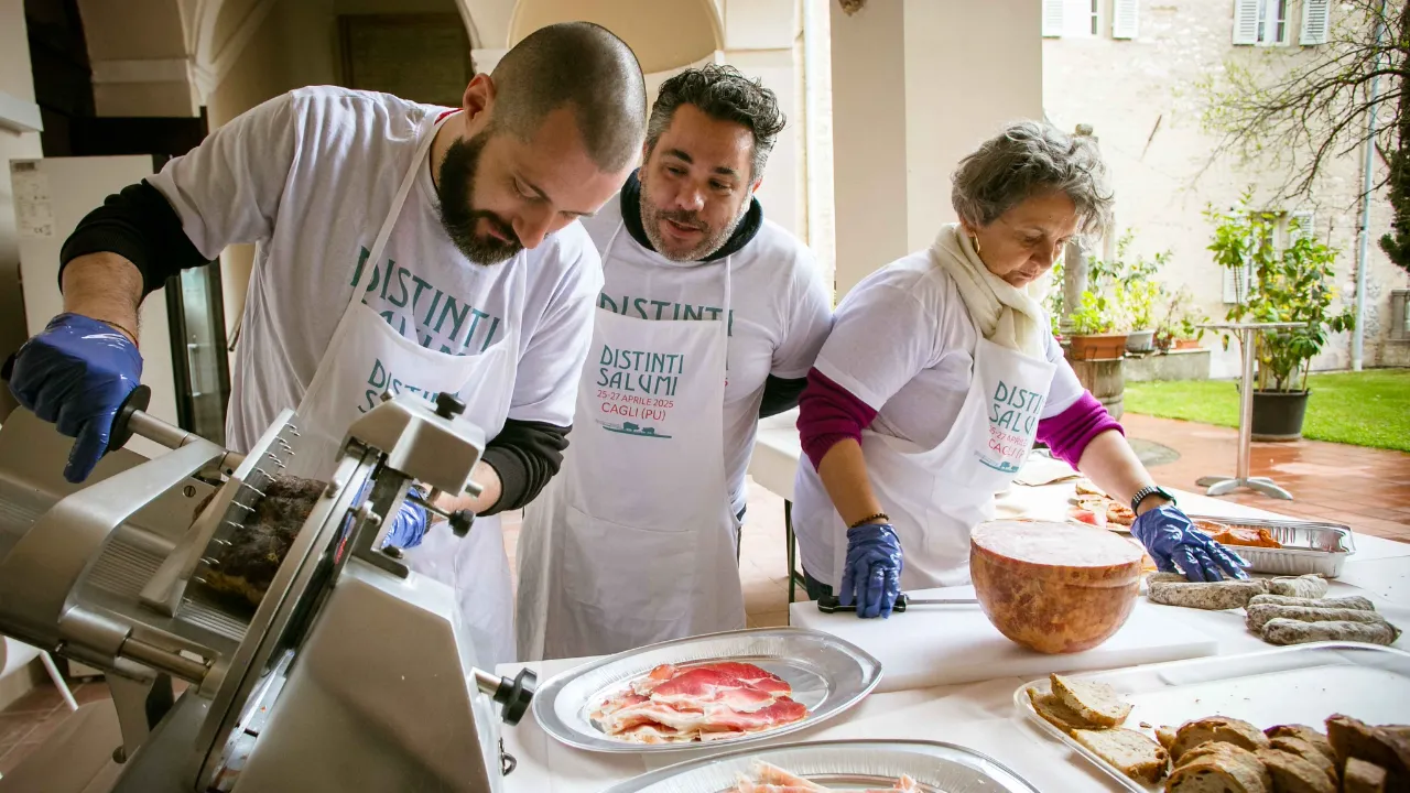 DISTINTI SALUMI 2026: A CAGLI TRE GIORNI PER LA NORCINERIA ARTIGIANALE ITALIANA