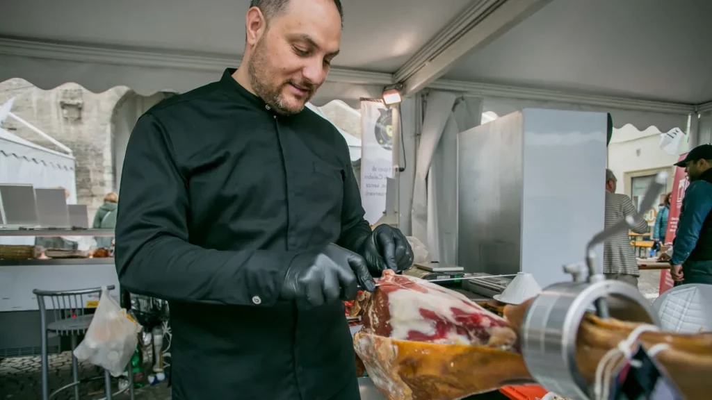 DISTINTI SALUMI 2026: A CAGLI TRE GIORNI DI NORCINERIA ARTIGIANALE