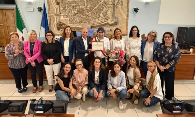IL PREMIO ‘LE FINESTRE FIORITE DI MARIA PIA GENNARI’ 2026 ASSEGNATO ALLA MEMORIA DI ANNA MARIA RENZONI BEZZICCHERI E ROBERTO DRAGO