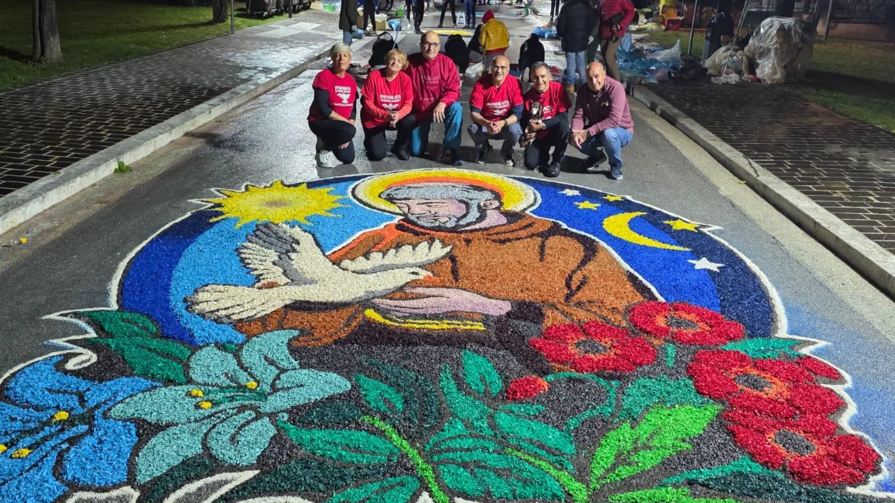 WhatsApp Image 2026-05-17 at 10.11.2 L'AMMINISTRAZIONE DI CASTELRAIMONDO RINGRAZIA I VOLONTARI DELL'INFIORATA