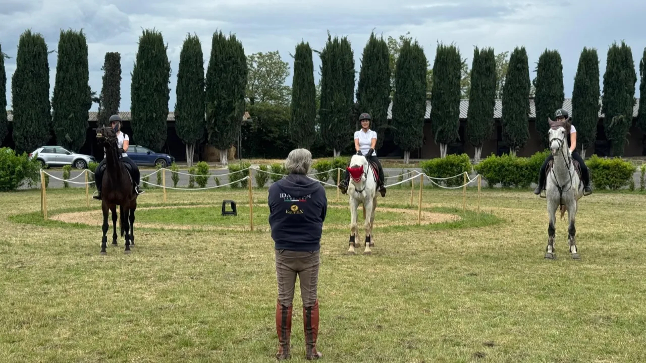 Cavaliere Marcello Giuffrida istruttore di terzo livello e i suoi allievi (2) MONTEGIORGIO, IL SAN PAOLO RIACCENDE I MOTORI: STAGIONE DI TROTTO AL VIA MERCOLEDI 3 GIUGNO CON IL 'CENTRO EQUESTRE ROYAL'