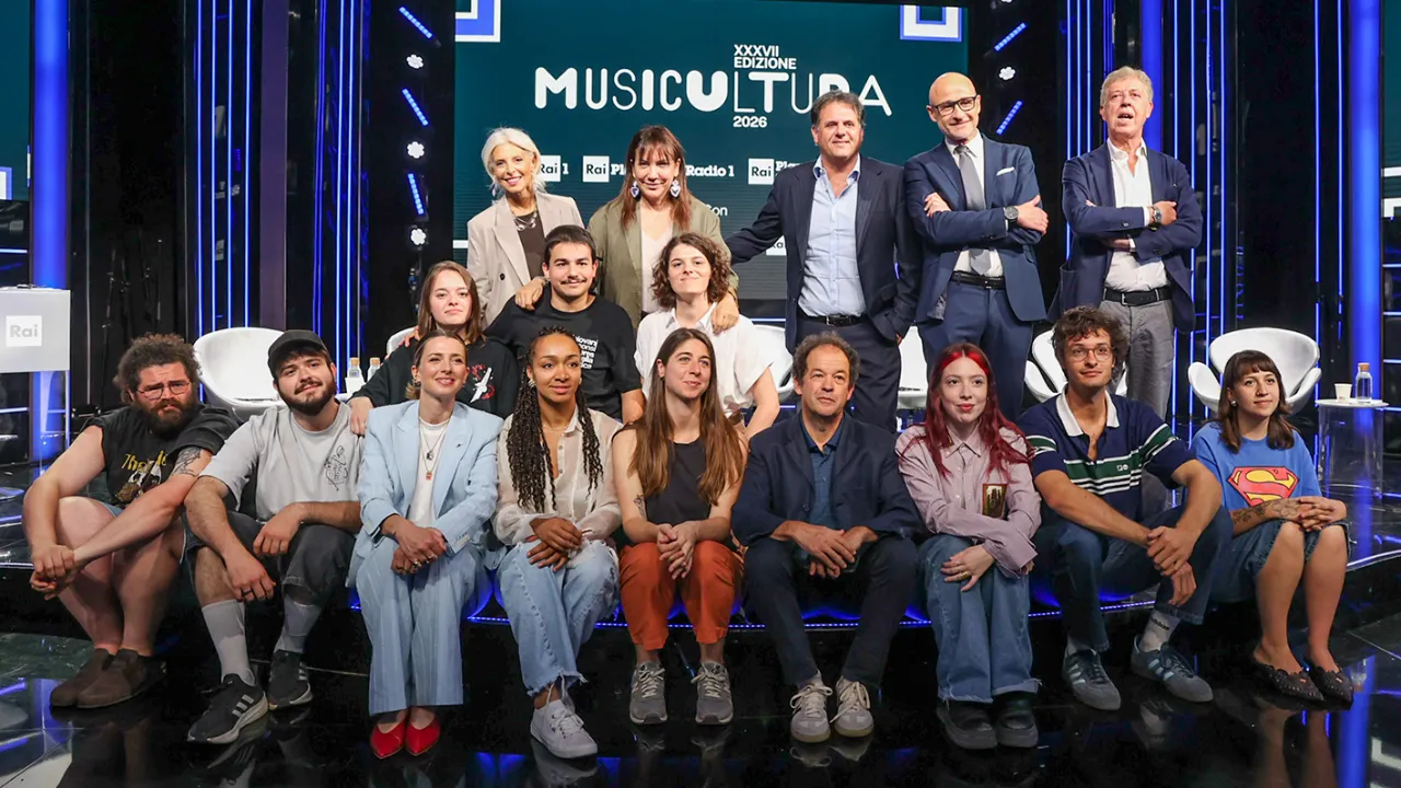 Gli 8 vincitori con Ezio Nannipieri Giancarlo Giulianelli Carolina Di Domenico e direttori Rai MUSICULTURA 2026: ANNUNCIATI GLI 8 VINCITORI E IL PROGRAMMA COMPLETO A MACERATA