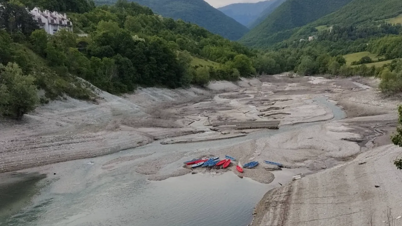 Lago di Fiastra con livello di acqua basso per lavori 3 LAGO DI FIASTRA PIÙ BASSO, RIAFFIORANO PONTE E MANUFATTI DI SAN LORENZO AL FIUME PER LAVORI ALLA DIGA