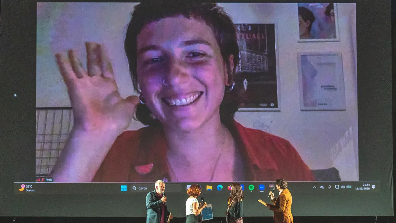 Perla Sardella in collegamento premiata da Sofia Cecchetti Fondazione Marche Cultura con Armocida Emanuela Orciari Cristian Della Chiara CINEMA PESARO FESTIVAL: PREMIATI GLI AUTORI MARCHIGIANI NIKOLA BRUNELLI, ELIA BEI E PERLA SARDELLA