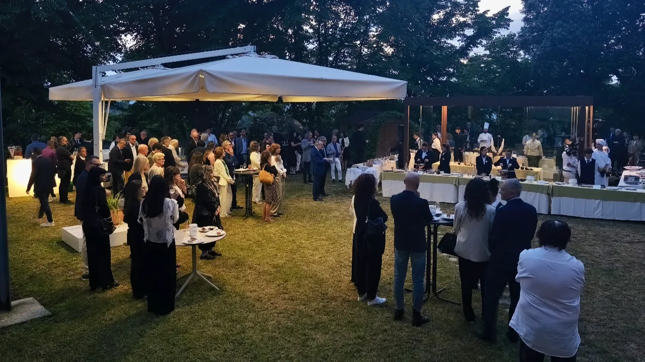 e6400e4f-b26c-4d5c-a044-411a086f7230 CENA DI GALA 'VISIONI DI GUSTO': L'ARTE IN TAVOLA ALL'ALBERGHIERO VARNELLI