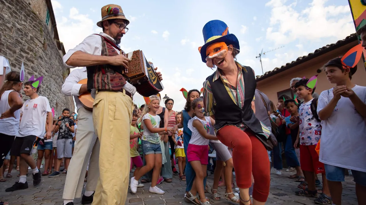 Pdb_2018-Serra San quirico SERRA SAN QUIRICO: TORNA 'IL PAESE DEI BALOCCHI' CON IL FESTIVAL AMBARABÀ DAL 23 AL 26 LUGLIO 2026