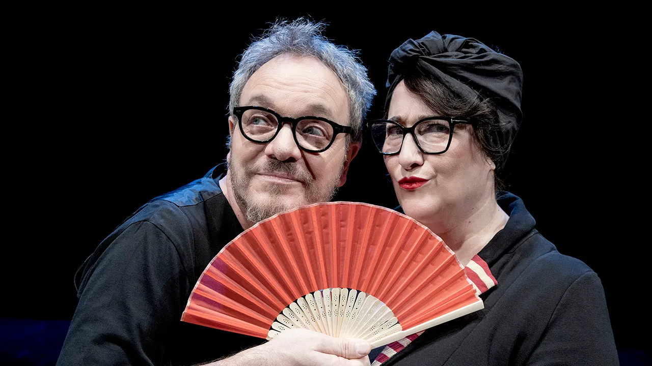 Totalmente incompatibili©Laila Pozzo TEATRO SANZIO DI URBINO: PRESENTATA LA STAGIONE 2026/27