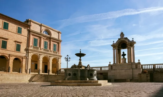 LA PIAZZA DIVENTA UN PALCOSCENICO: TEATRO DIALETTALE E FOLKLORE ANIMANO LE SERATE D’AGOSTO A TREIA