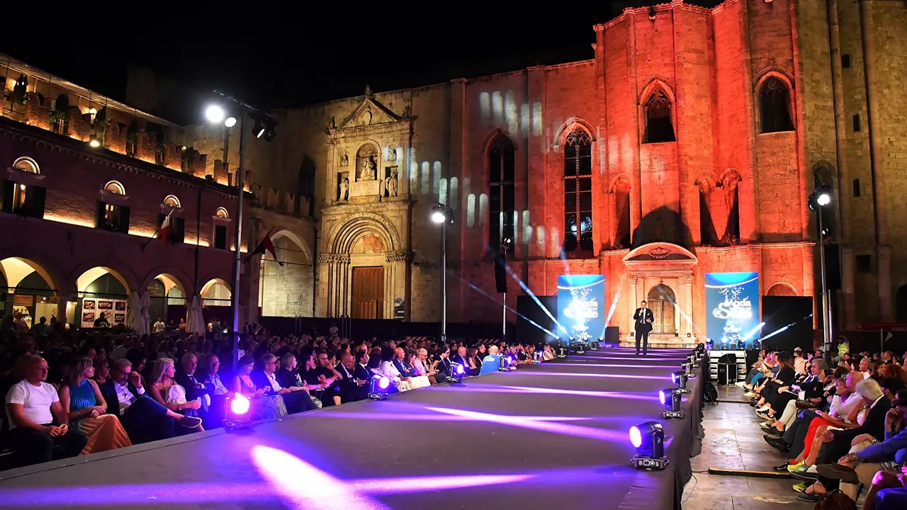 Rassegna di Moda 2026 SUCCESSO PER LA 40ª RASSEGNA DI MODA SOTTO LE STELLE A ASCOLI PICENO