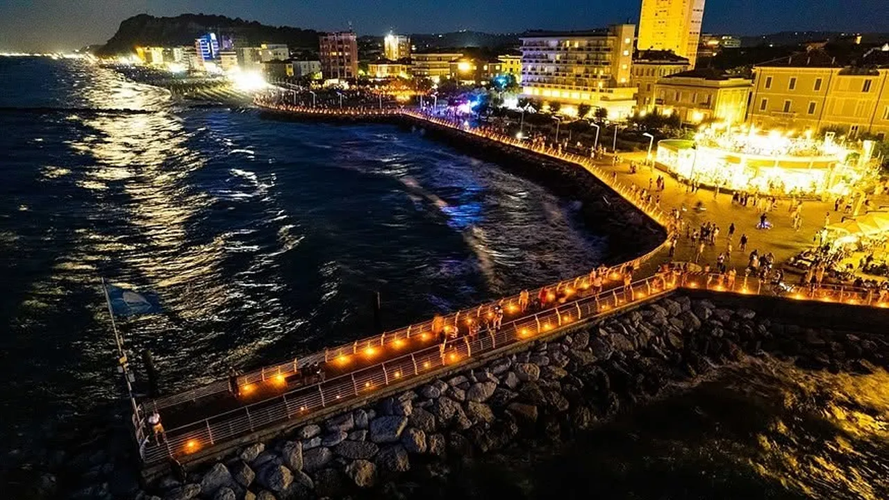 CANDELE SOTTO LE STELLE 2026: PESARO, GABICCE MARE E GRADARA INSIEME PER LA NOTTE PIÙ ROMANTICA