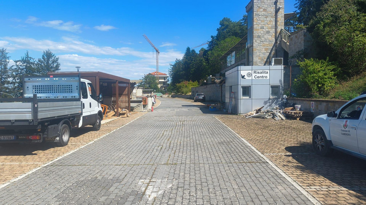 Proseguono a CAMERINO i lavori per il parcheggio di viale EMILIO BETTI Proseguono a CAMERINO i lavori per il parcheggio di viale EMILIO BETTI