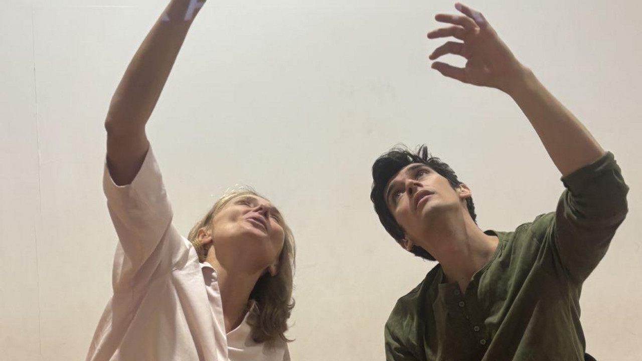 A MONTECAROTTO in scena 'Un po' lontano' con la LIS
