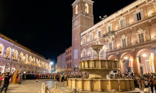 FABRIANO, nuova illuminazione per PIAZZA DEL COMUNE e TORRE CIVICA