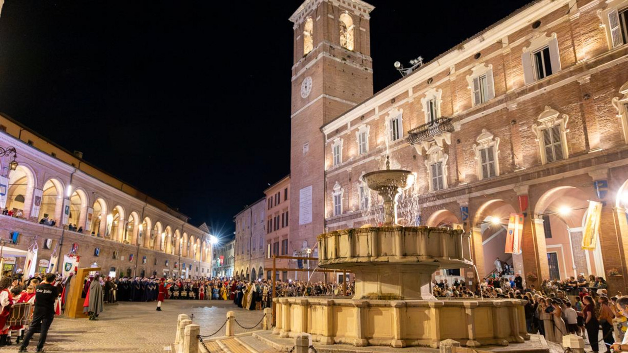 fabriano, nuova illuminazione per PIAZZA DEL COMUNE e TORRE CIVICA fabriano, nuova illuminazione per PIAZZA DEL COMUNE e TORRE CIVICA