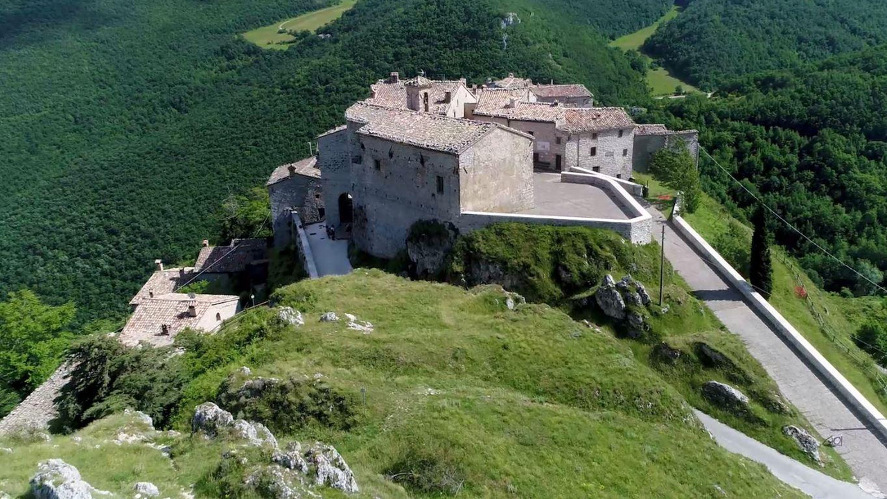 Inaugura a SAN SEVERINO MARCHE la mostra 'ADRIANO CROCENZI - ANTOLOGICA DI UN CREATIVO' ad ELCITO